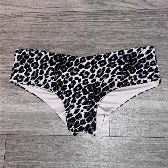 ZETA BOTTOM - GREY LEOPARD LOW WAIST SCRUNCH BOTTOM - Picture 1 of 3